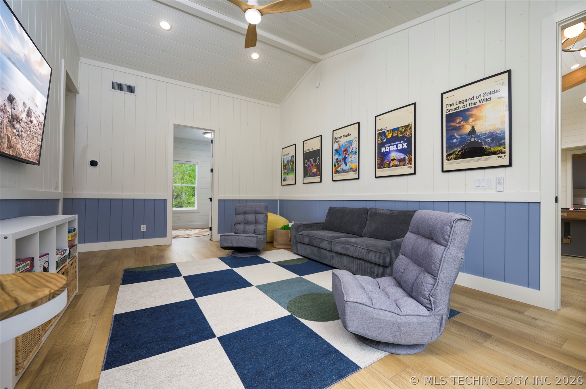 942 Hickory Post
