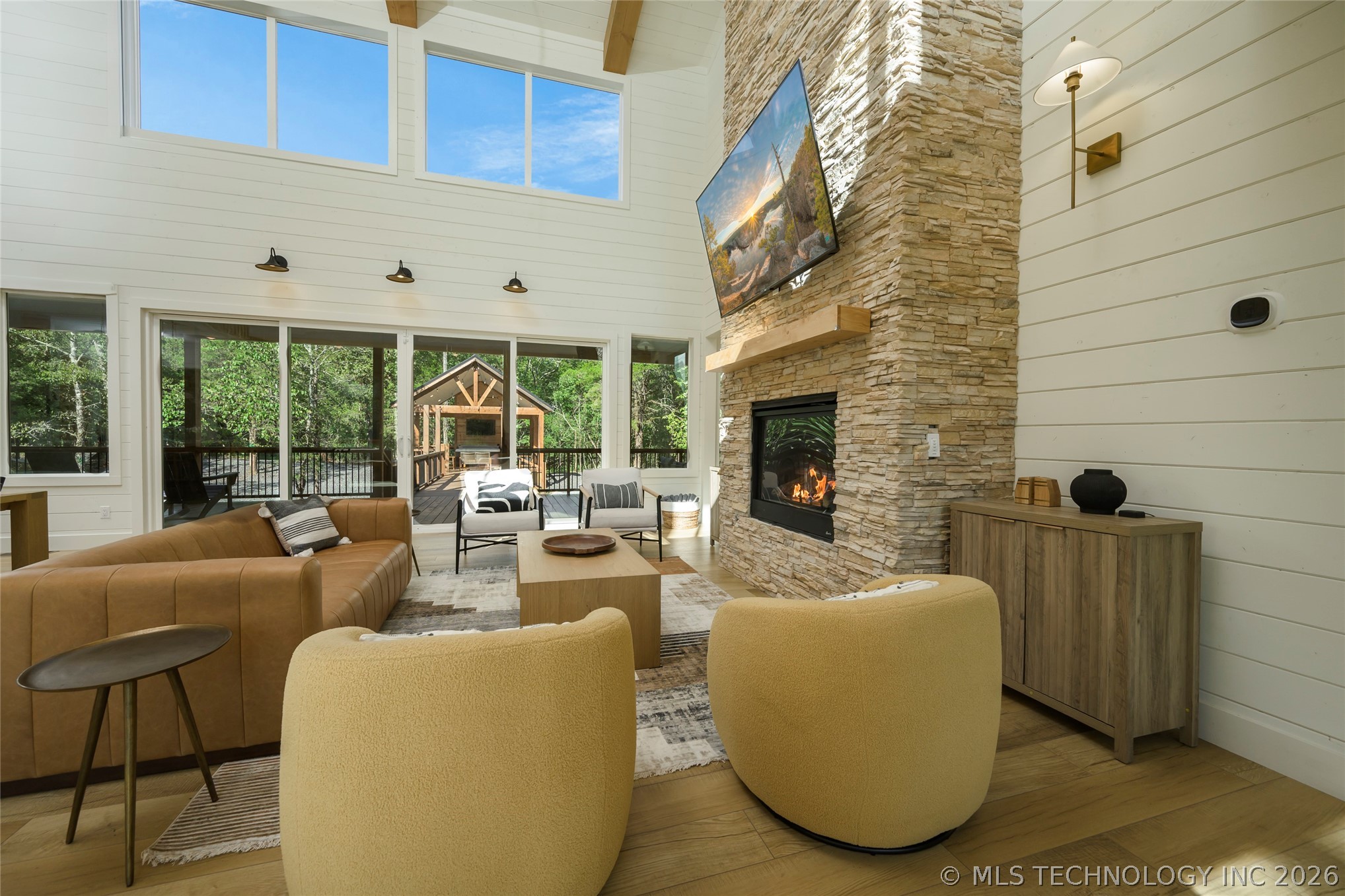942 Hickory Post