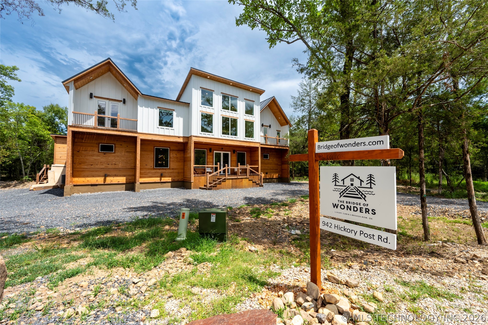 942 Hickory Post
