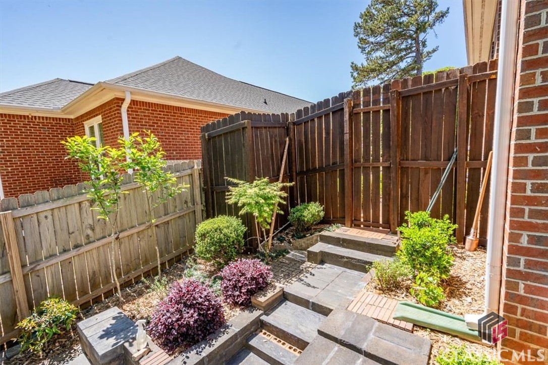 715 St Ives Lane