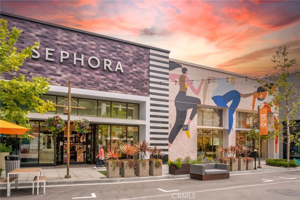 6064 E Oakbrook Street