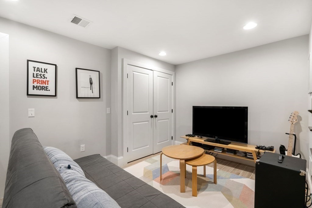 23 Troy Ln # 23