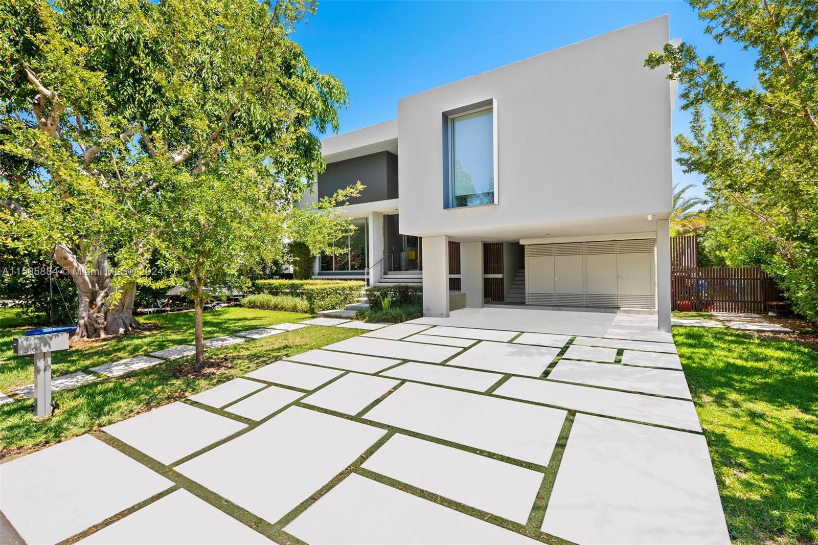 310 Redwood Ln