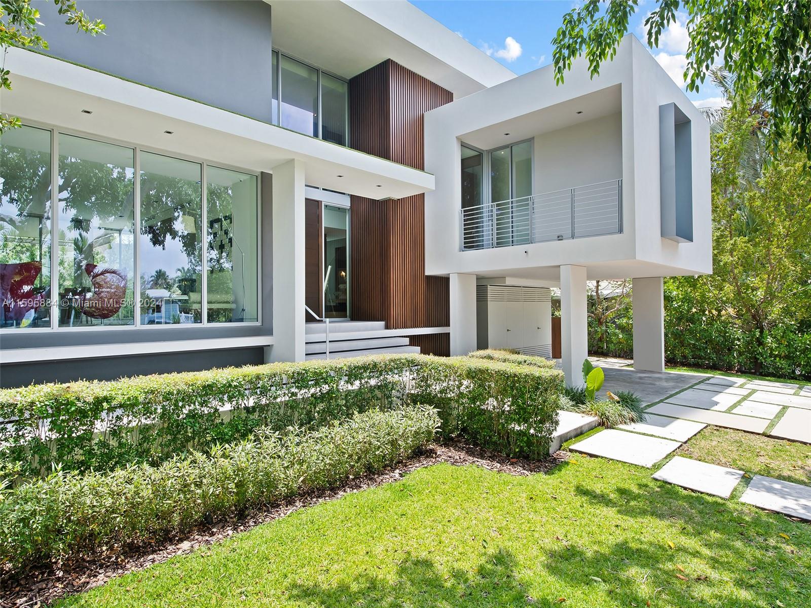 310 Redwood Ln