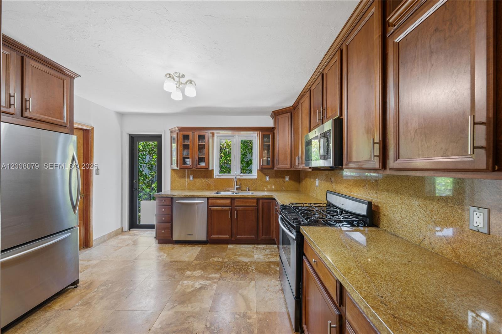 739 Lakeview Dr