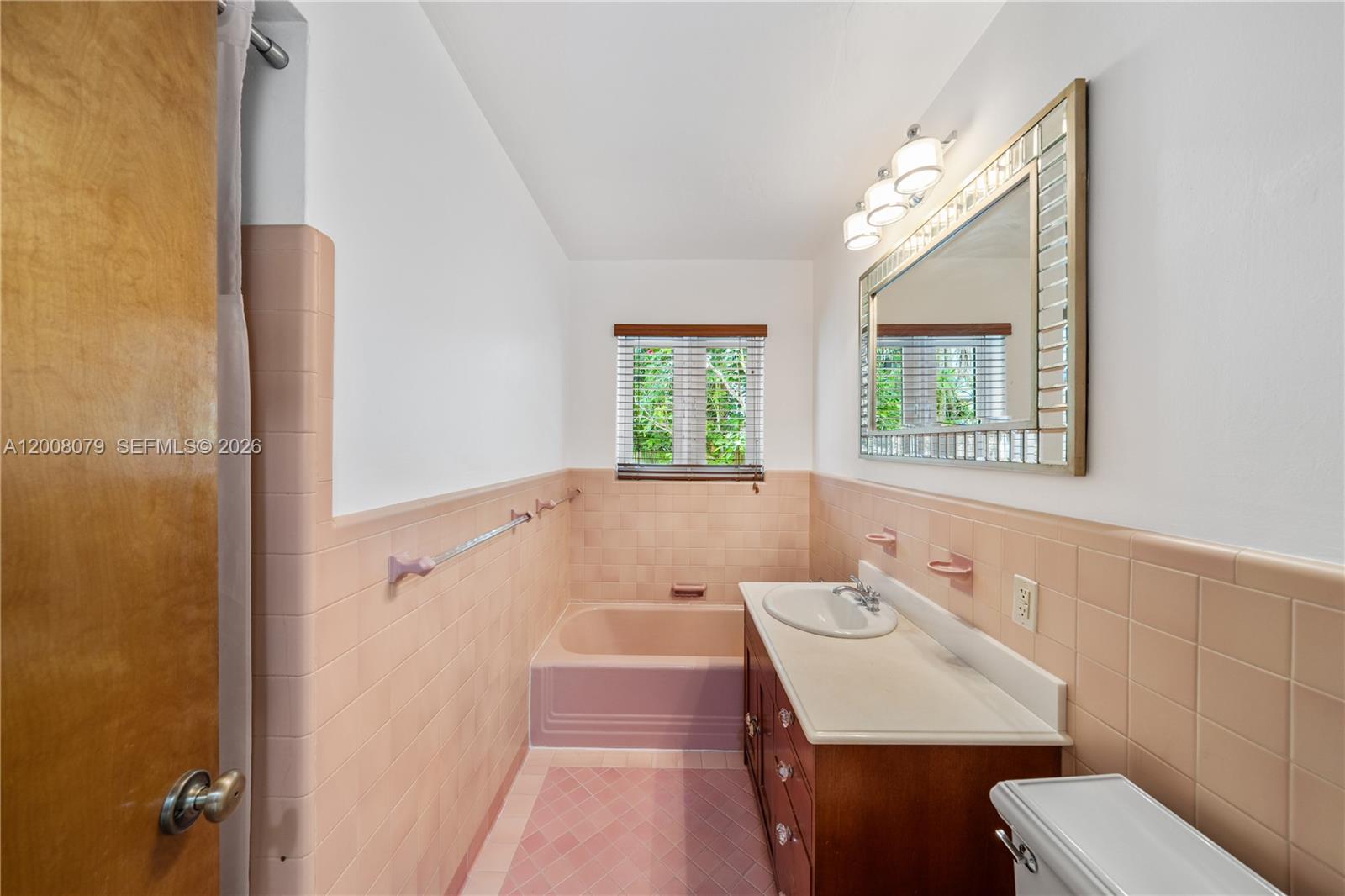 739 Lakeview Dr