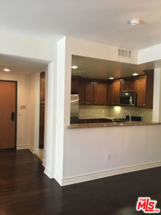 1726 S Bentley Avenue 201