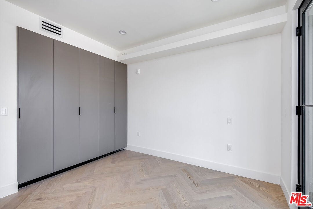 10352 Riverside Dr Unit: 301