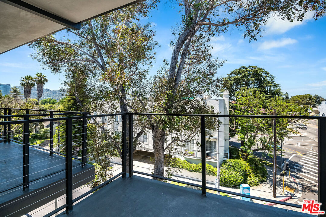 10352 Riverside Dr Unit: 301