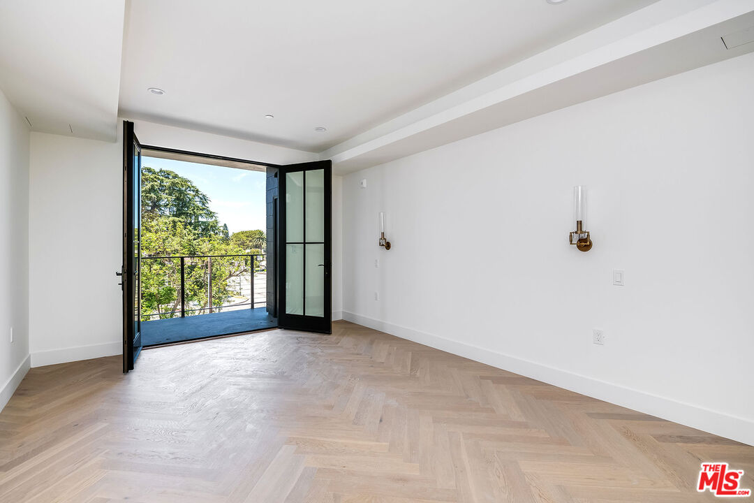 10352 Riverside Dr Unit: 301