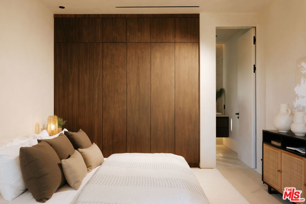 18911 Ringling Street