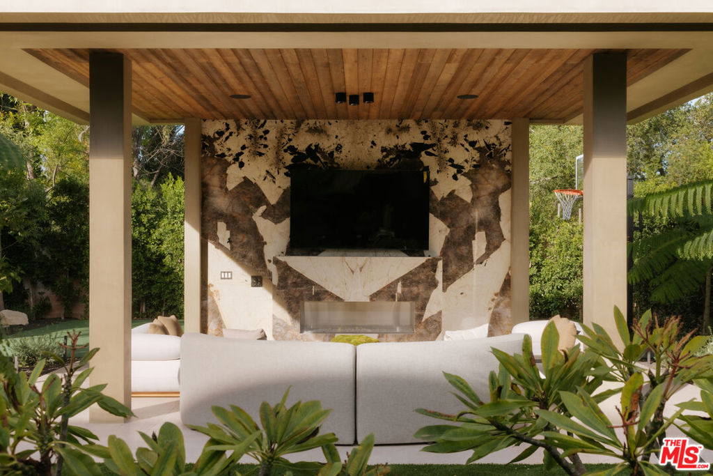 18911 Ringling Street