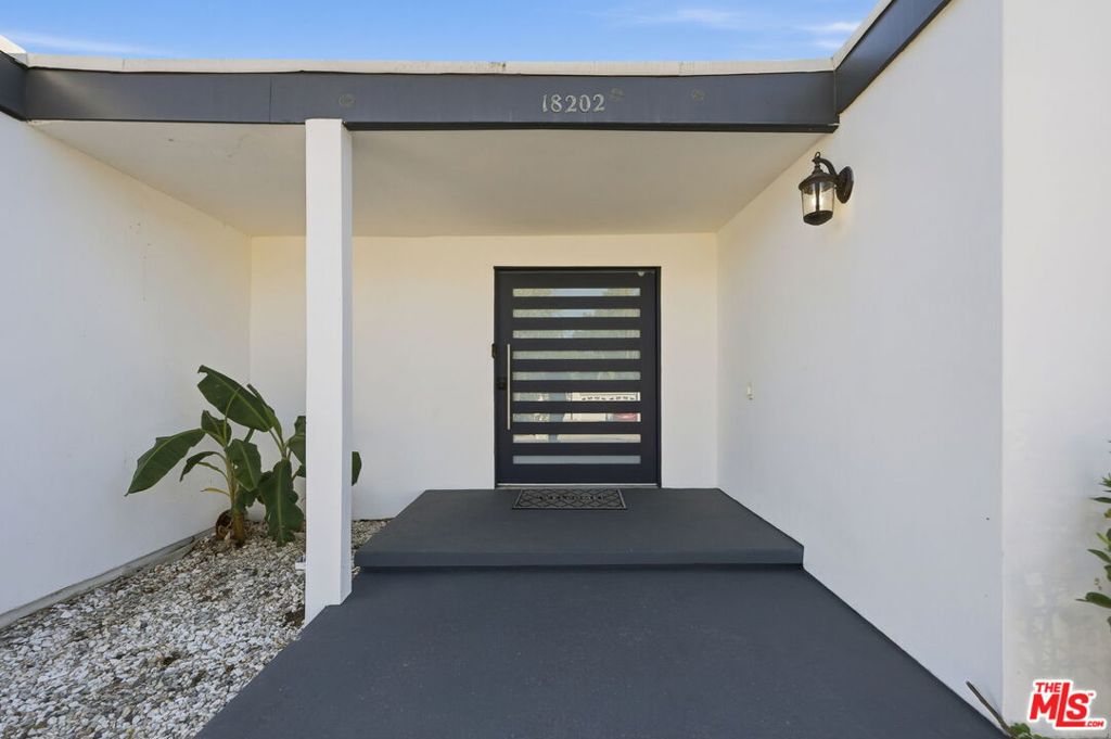 18202 Lake Encino Drive