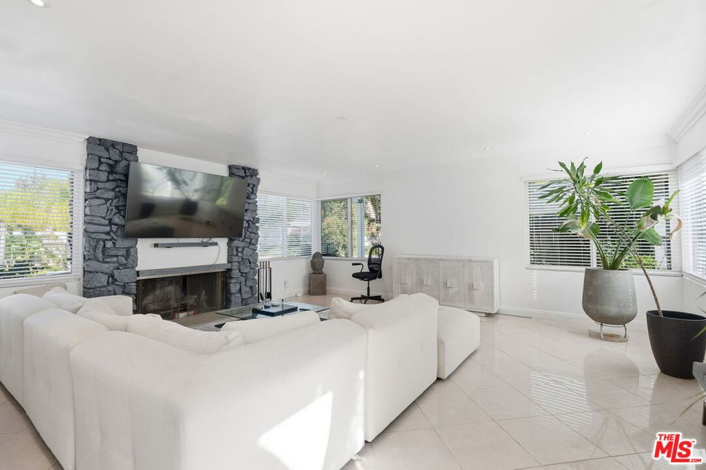 18202 Lake Encino Drive