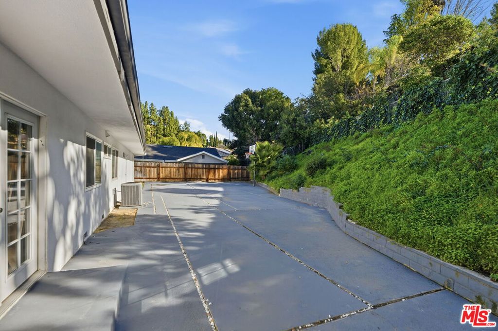 18202 Lake Encino Drive