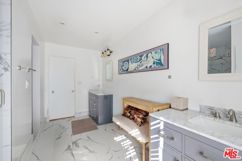 18202 Lake Encino Drive