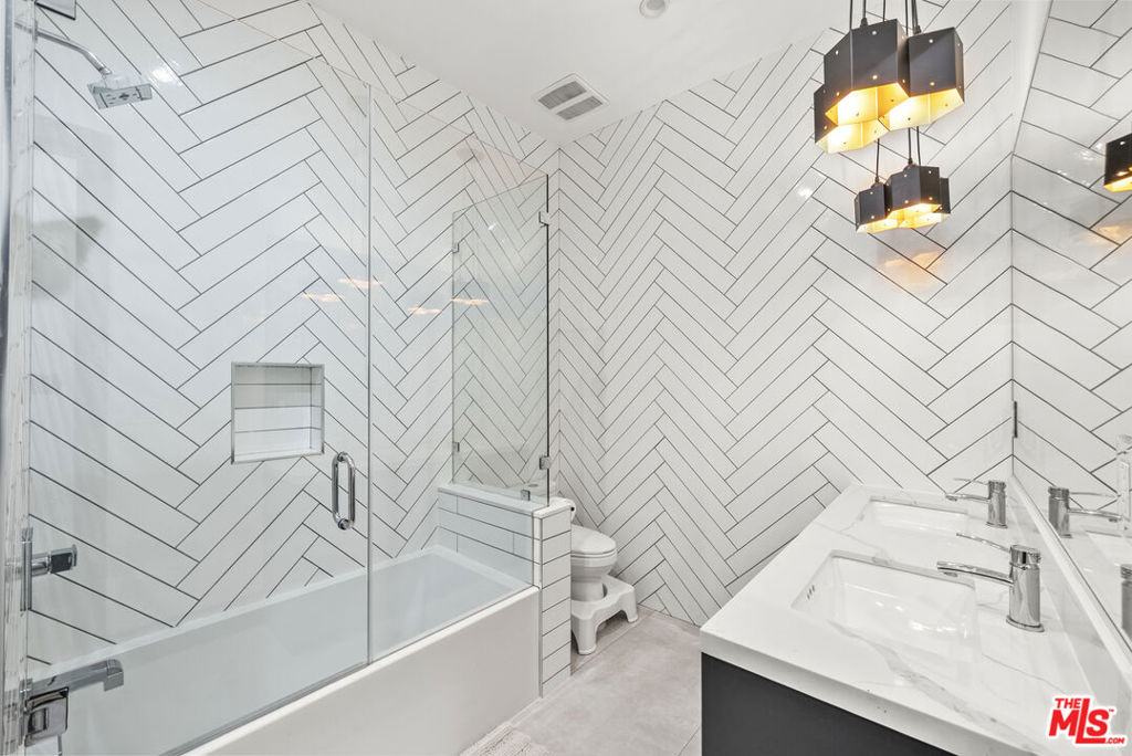 13431 Weddington Street