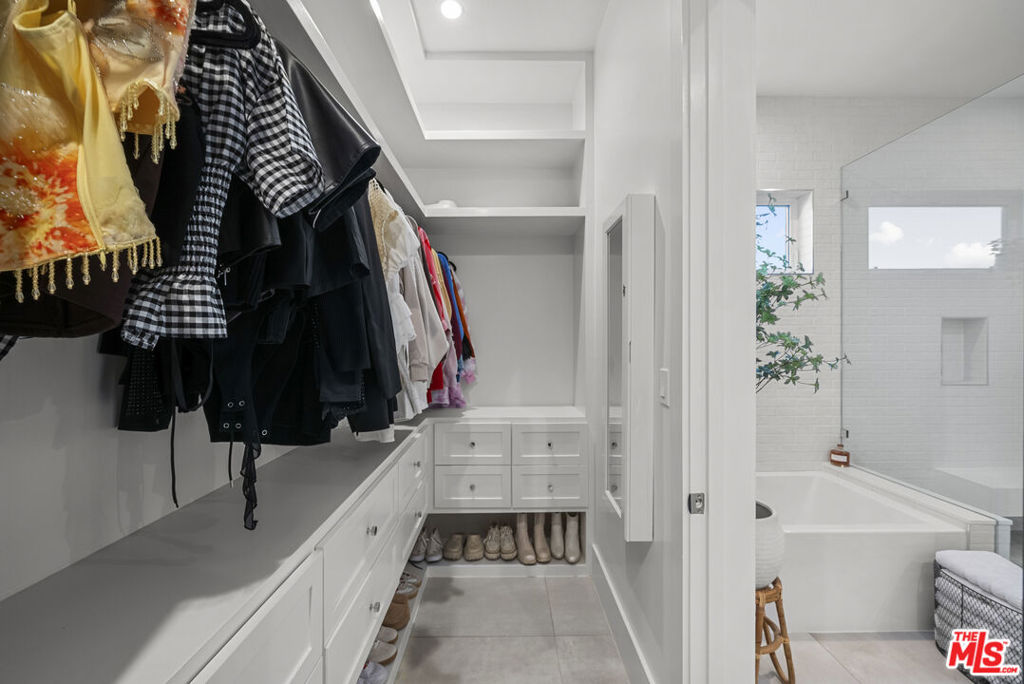 13431 Weddington Street