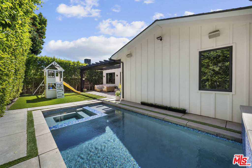 13431 Weddington Street