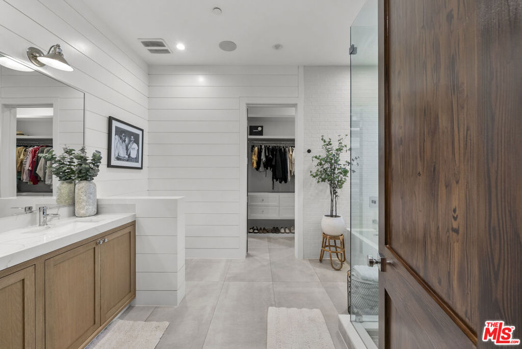 13431 Weddington Street