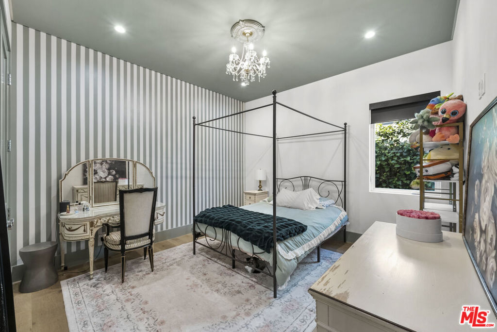 13431 Weddington Street