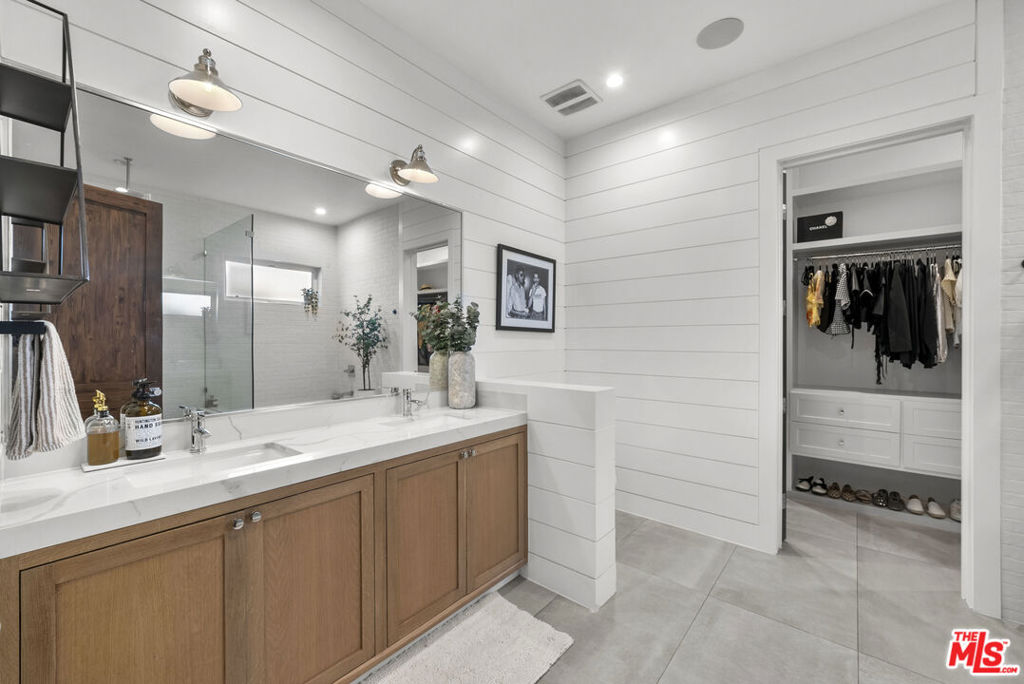 13431 Weddington Street