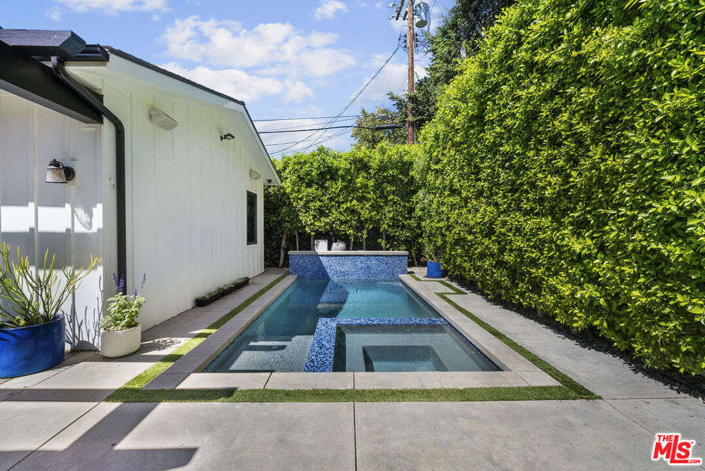 13431 Weddington Street