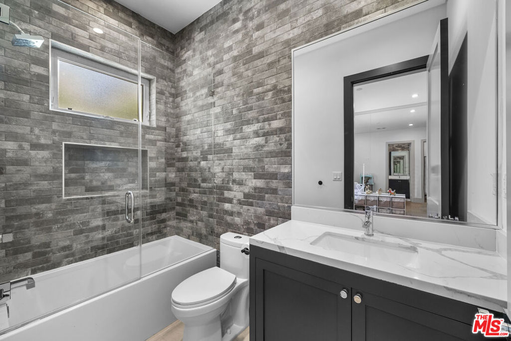 13431 Weddington Street