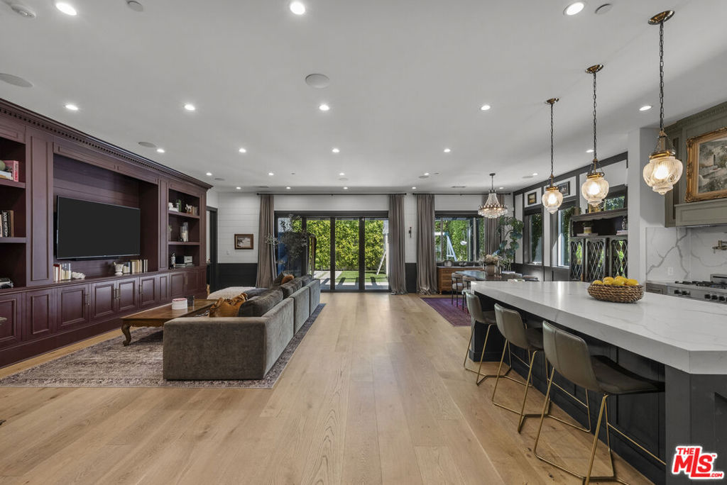 13431 Weddington Street