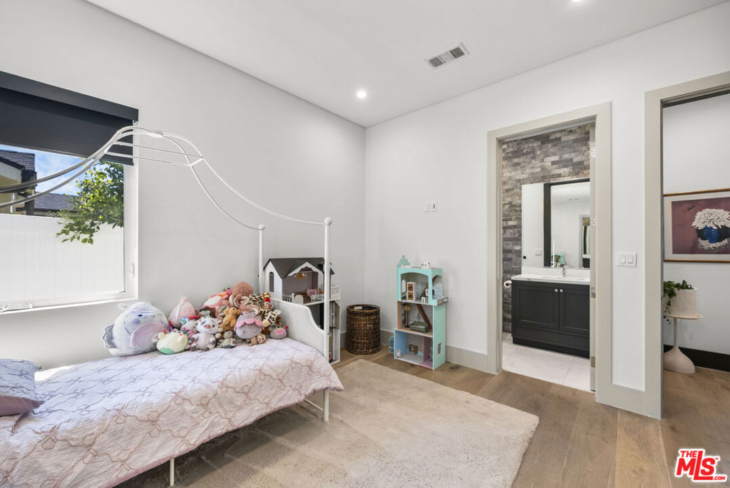 13431 Weddington Street