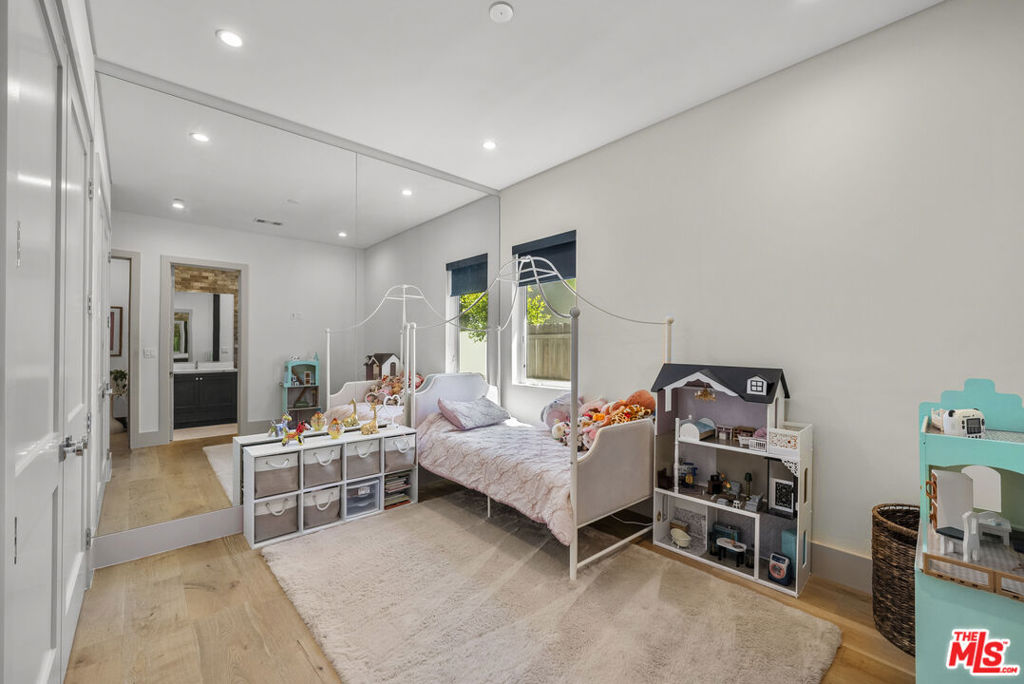 13431 Weddington Street