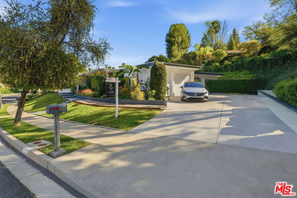 18202 Lake Encino Drive