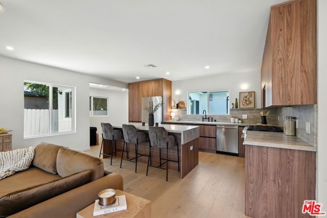 15727 Hartsook Street, Encino (los Angeles)