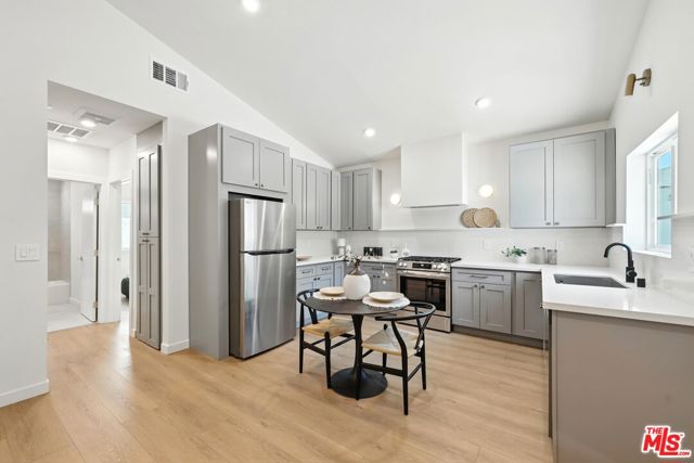 15727 Hartsook Street, Encino (los Angeles)