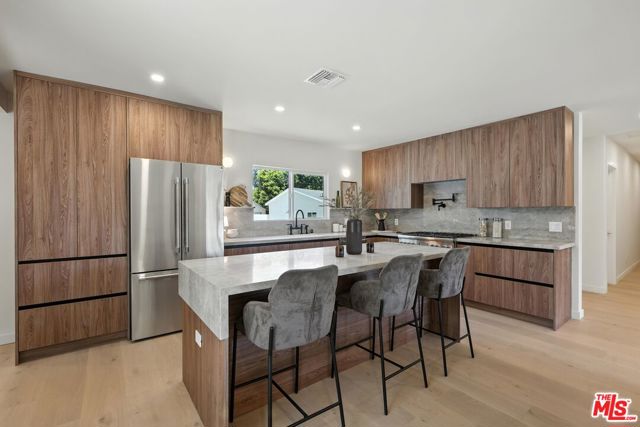 15727 Hartsook Street, Encino (los Angeles)