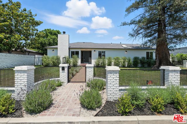 15727 Hartsook Street, Encino (los Angeles)