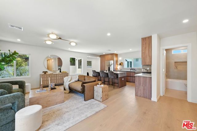 15727 Hartsook Street, Encino (los Angeles)