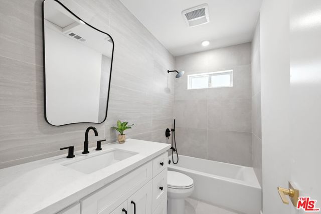 15727 Hartsook Street, Encino (los Angeles)