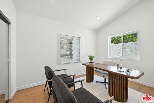 15727 Hartsook Street, Encino (los Angeles)
