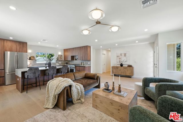 15727 Hartsook Street, Encino (los Angeles)