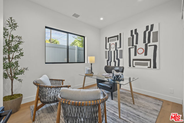 5741 Newcastle Avenue, Encino (los Angeles)