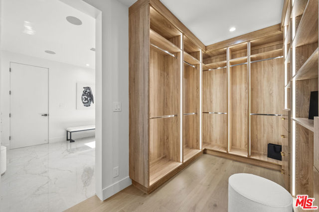 5741 Newcastle Avenue, Encino (los Angeles)