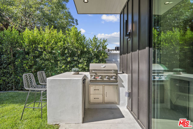 5741 Newcastle Avenue, Encino (los Angeles)