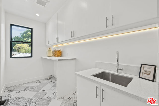 5741 Newcastle Avenue, Encino (los Angeles)