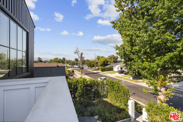 5741 Newcastle Avenue, Encino (los Angeles)