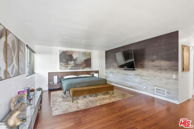 18202 Lake Encino Drive, Encino (los Angeles)