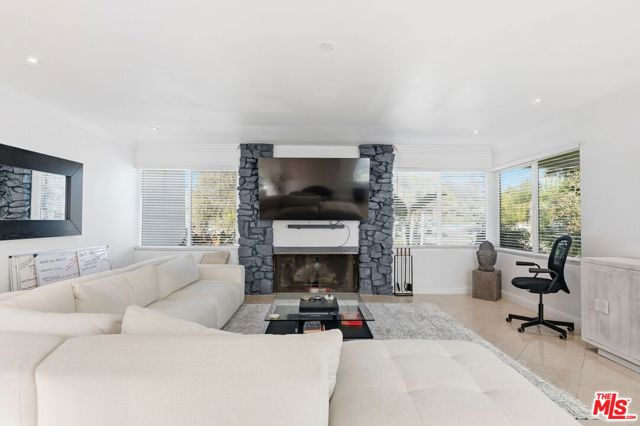 18202 Lake Encino Drive, Encino (los Angeles)