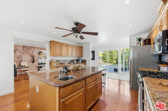 18202 Lake Encino Drive, Encino (los Angeles)