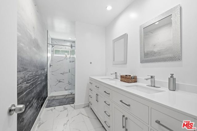 18202 Lake Encino Drive, Encino (los Angeles)