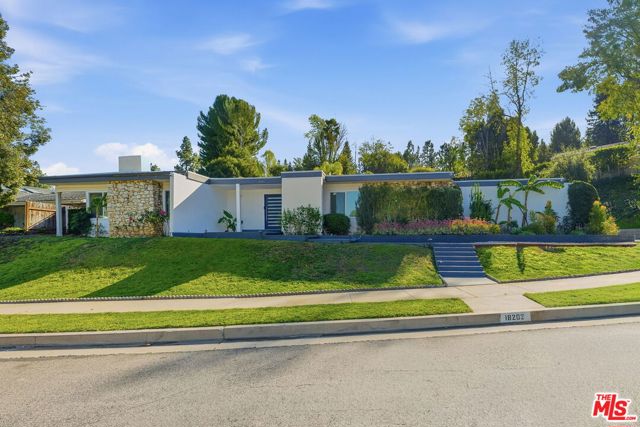 18202 Lake Encino Drive, Encino (los Angeles)